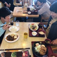 外食で好きな物を注文してとてもうれしそうにされています。