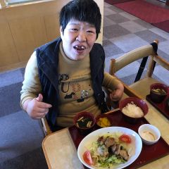 美味しそうな食事を目の前に笑顔が見られています。