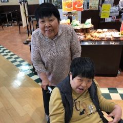 スーパーで買い物。美味しそうなパンがたくさん並んであり、テンション高めです。